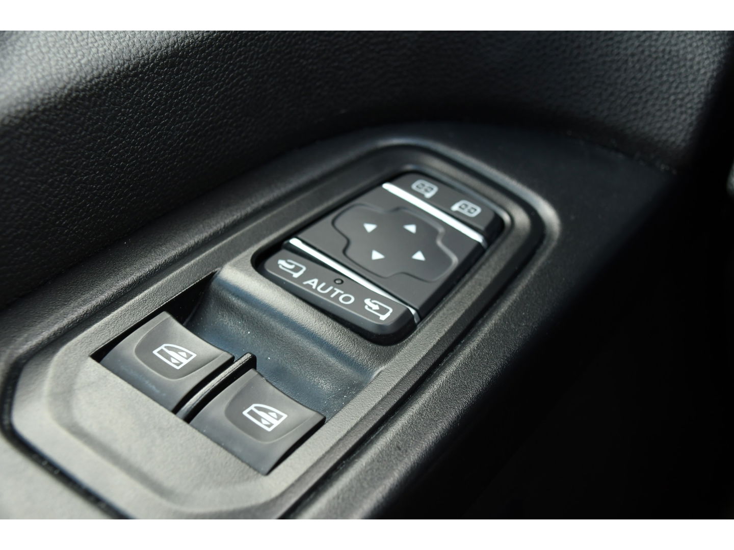 Renault Trafic 2.0 dCi 150 T30 L2H1 Luxe Black Edition Camera, Cruise, Carplay, 150pk, Clima, Automaat, Keyless, LED, Trekhaak, Uniek!