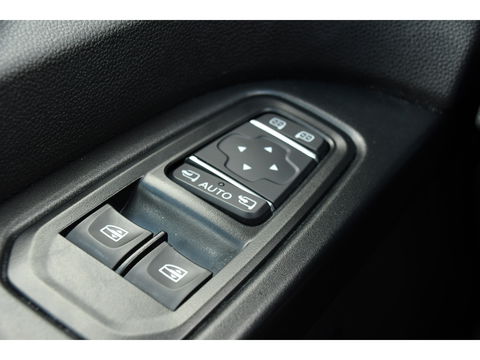 Renault Trafic 2.0 dCi 150 T30 L2H1 Luxe Black Edition Camera, Cruise, Carplay, 150pk, Clima, Automaat, Keyless, LED, Trekhaak, Uniek!