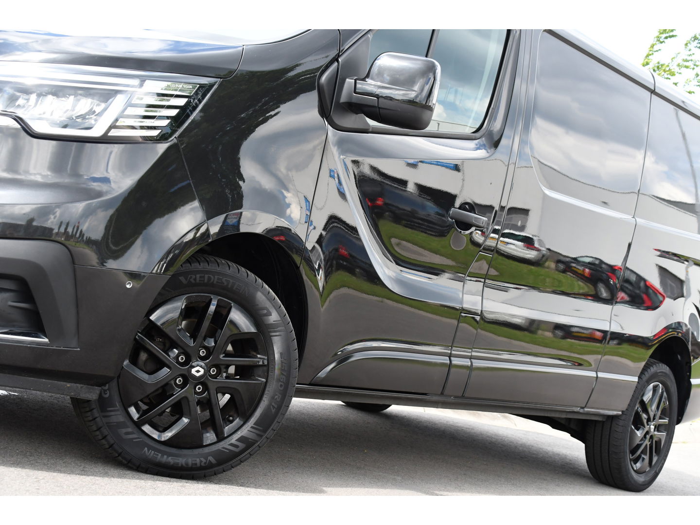 Renault Trafic 2.0 dCi 150 T30 L2H1 Luxe Black Edition Camera, Cruise, Carplay, 150pk, Clima, Automaat, Keyless, LED, Trekhaak, Uniek!