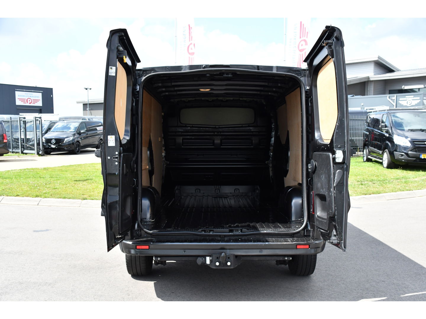 Renault Trafic 2.0 dCi 150 T30 L2H1 Luxe Black Edition Camera, Cruise, Carplay, 150pk, Clima, Automaat, Keyless, LED, Trekhaak, Uniek!