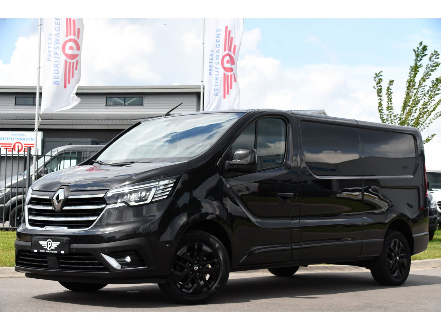 Renault Trafic 2.0 dCi 150 T30 L2H1 Luxe Black Edition Camera, Cruise, Carplay, 150pk, Clima, Automaat, Keyless, LED, Trekhaak, Uniek!