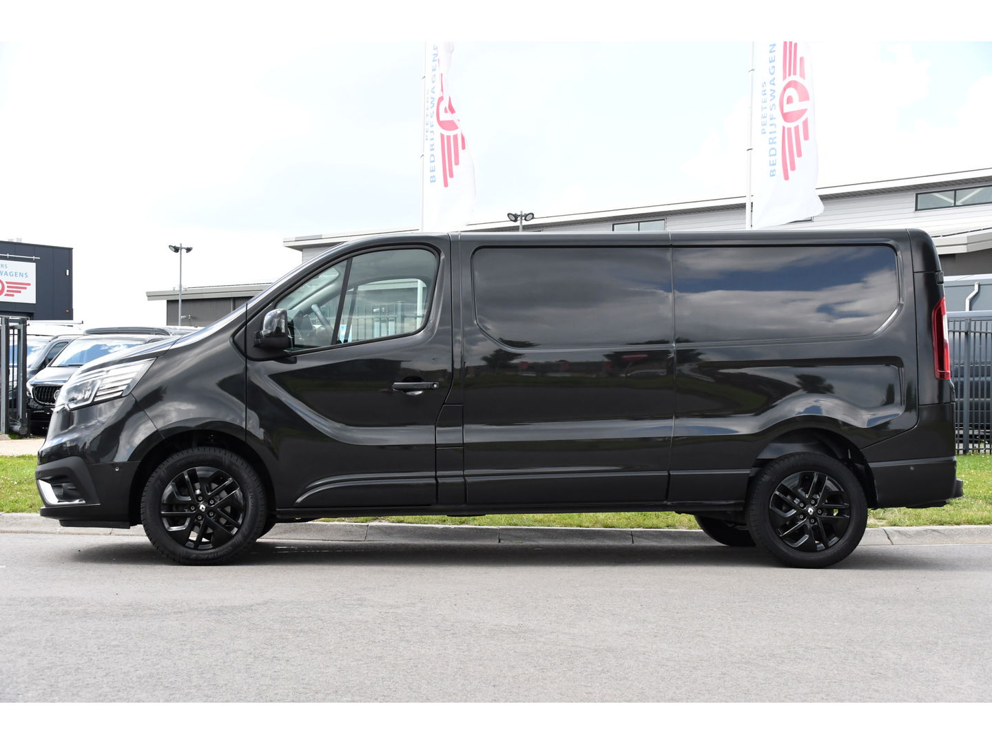 Renault Trafic 2.0 dCi 150 T30 L2H1 Luxe Black Edition Camera, Cruise, Carplay, 150pk, Clima, Automaat, Keyless, LED, Trekhaak, Uniek!