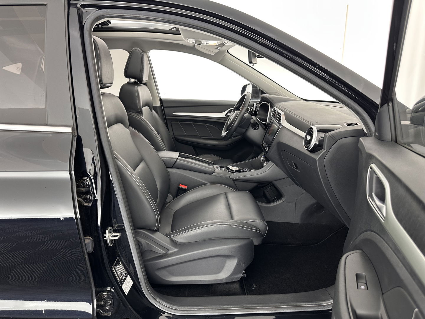 MG ZS EV Luxury 45 kWh (INCL-BTW) *PANO | FULL-LEATHER | CCS-FASTLOADER | KEYLESS | NAVI-FULLMAP | ADAPTIVE-CRUISE | CAMERA | HEATED-SPORTSEATS | CARPLAY | BLINDSPOT | DAB | LANE-ASSIST | 17"ALU*
