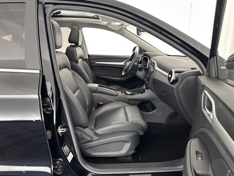 MG ZS EV Luxury 45 kWh (INCL-BTW) *PANO | FULL-LEATHER | CCS-FASTLOADER | KEYLESS | NAVI-FULLMAP | ADAPTIVE-CRUISE | CAMERA | HEATED-SPORTSEATS | CARPLAY | BLINDSPOT | DAB | LANE-ASSIST | 17"ALU*