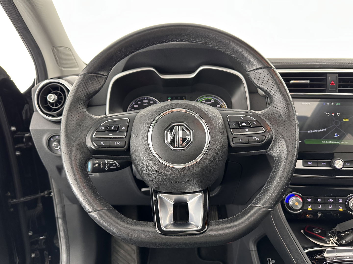 MG ZS EV Luxury 45 kWh (INCL-BTW) *PANO | FULL-LEATHER | CCS-FASTLOADER | KEYLESS | NAVI-FULLMAP | ADAPTIVE-CRUISE | CAMERA | HEATED-SPORTSEATS | CARPLAY | BLINDSPOT | DAB | LANE-ASSIST | 17"ALU*