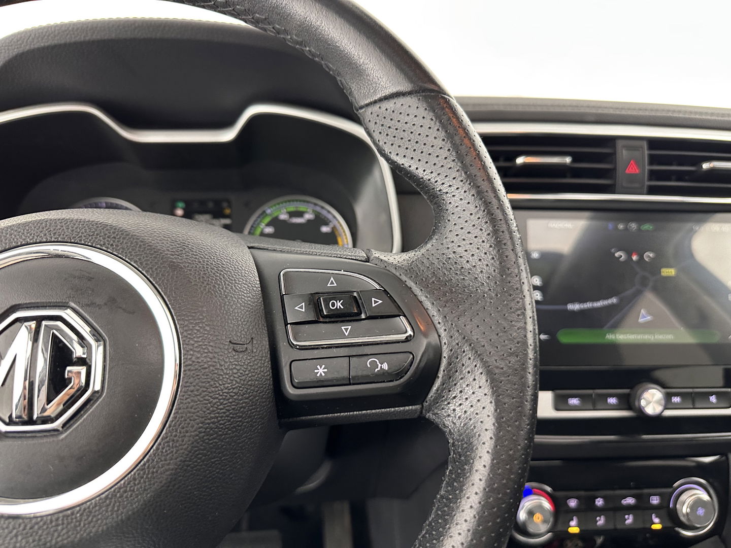 MG ZS EV Luxury 45 kWh (INCL-BTW) *PANO | FULL-LEATHER | CCS-FASTLOADER | KEYLESS | NAVI-FULLMAP | ADAPTIVE-CRUISE | CAMERA | HEATED-SPORTSEATS | CARPLAY | BLINDSPOT | DAB | LANE-ASSIST | 17"ALU*