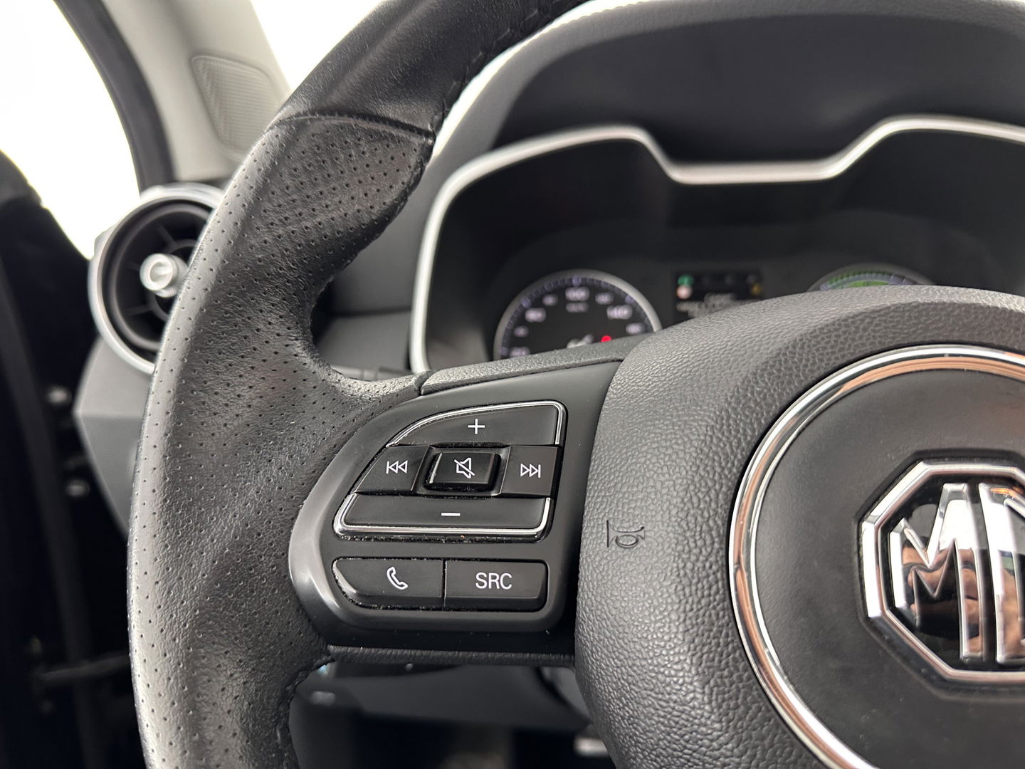 MG ZS EV Luxury 45 kWh (INCL-BTW) *PANO | FULL-LEATHER | CCS-FASTLOADER | KEYLESS | NAVI-FULLMAP | ADAPTIVE-CRUISE | CAMERA | HEATED-SPORTSEATS | CARPLAY | BLINDSPOT | DAB | LANE-ASSIST | 17"ALU*