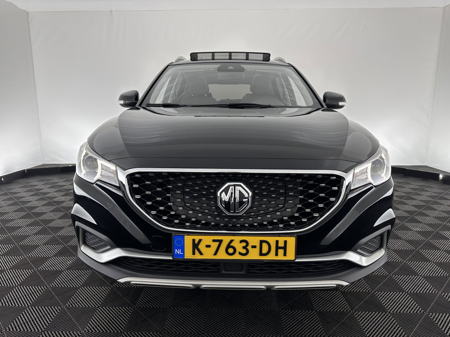 MG ZS EV Luxury 45 kWh (INCL-BTW) *PANO | FULL-LEATHER | CCS-FASTLOADER | KEYLESS | NAVI-FULLMAP | ADAPTIVE-CRUISE | CAMERA | HEATED-SPORTSEATS | CARPLAY | BLINDSPOT | DAB | LANE-ASSIST | 17"ALU*