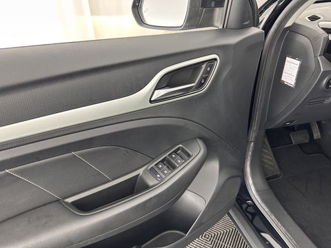 MG ZS EV Luxury 45 kWh (INCL-BTW) *PANO | FULL-LEATHER | CCS-FASTLOADER | KEYLESS | NAVI-FULLMAP | ADAPTIVE-CRUISE | CAMERA | HEATED-SPORTSEATS | CARPLAY | BLINDSPOT | DAB | LANE-ASSIST | 17"ALU*