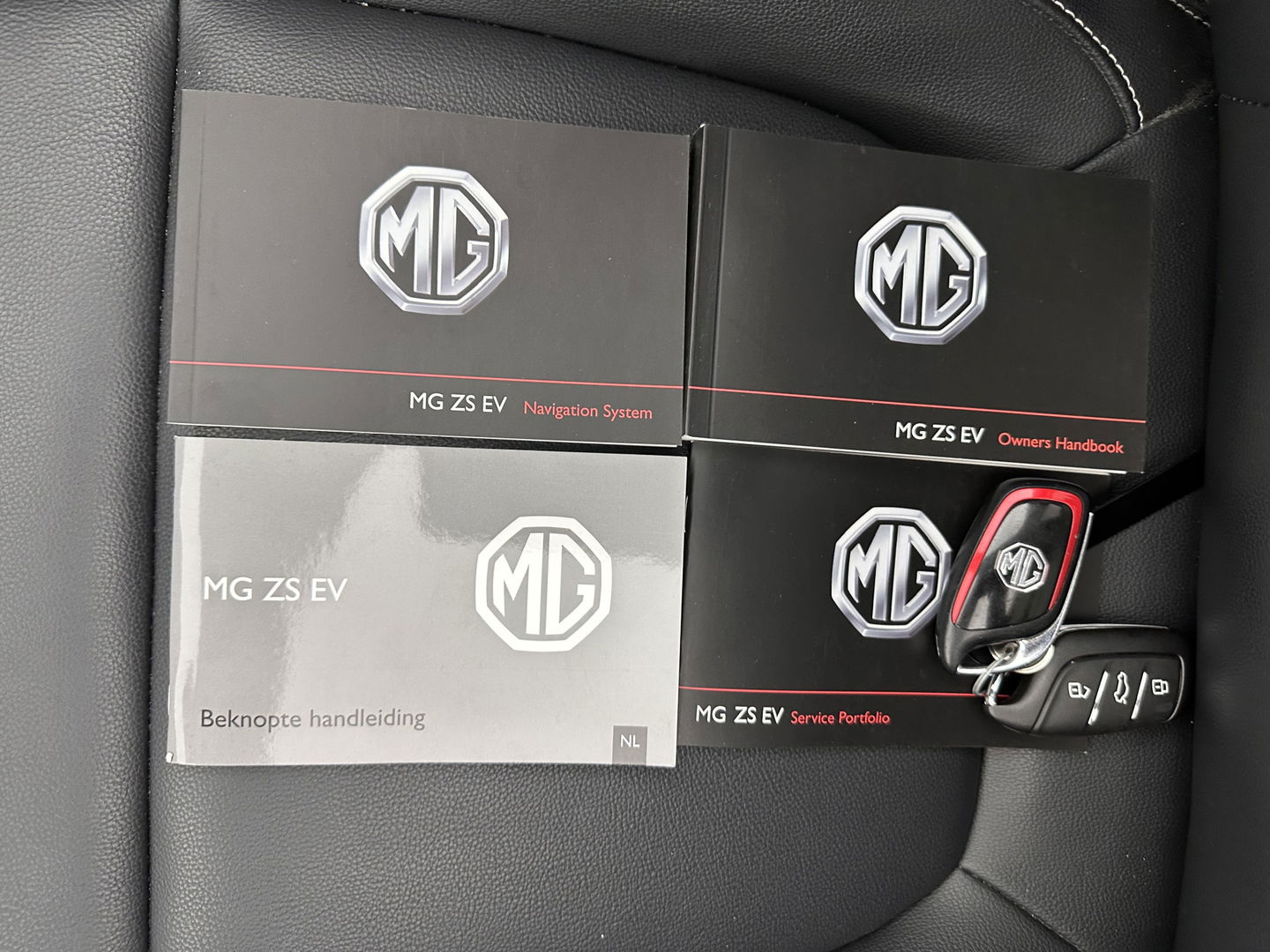 MG ZS EV Luxury 45 kWh (INCL-BTW) *PANO | FULL-LEATHER | CCS-FASTLOADER | KEYLESS | NAVI-FULLMAP | ADAPTIVE-CRUISE | CAMERA | HEATED-SPORTSEATS | CARPLAY | BLINDSPOT | DAB | LANE-ASSIST | 17"ALU*