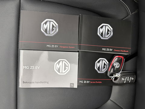 MG ZS EV Luxury 45 kWh (INCL-BTW) *PANO | FULL-LEATHER | CCS-FASTLOADER | KEYLESS | NAVI-FULLMAP | ADAPTIVE-CRUISE | CAMERA | HEATED-SPORTSEATS | CARPLAY | BLINDSPOT | DAB | LANE-ASSIST | 17"ALU*