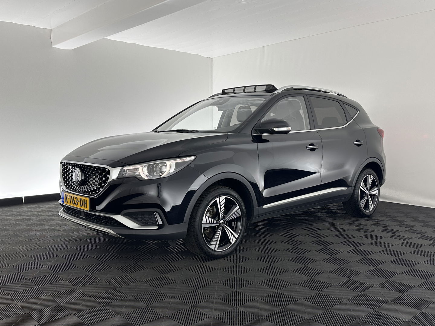 MG ZS EV Luxury 45 kWh (INCL-BTW) *PANO | FULL-LEATHER | CCS-FASTLOADER | KEYLESS | NAVI-FULLMAP | ADAPTIVE-CRUISE | CAMERA | HEATED-SPORTSEATS | CARPLAY | BLINDSPOT | DAB | LANE-ASSIST | 17"ALU*
