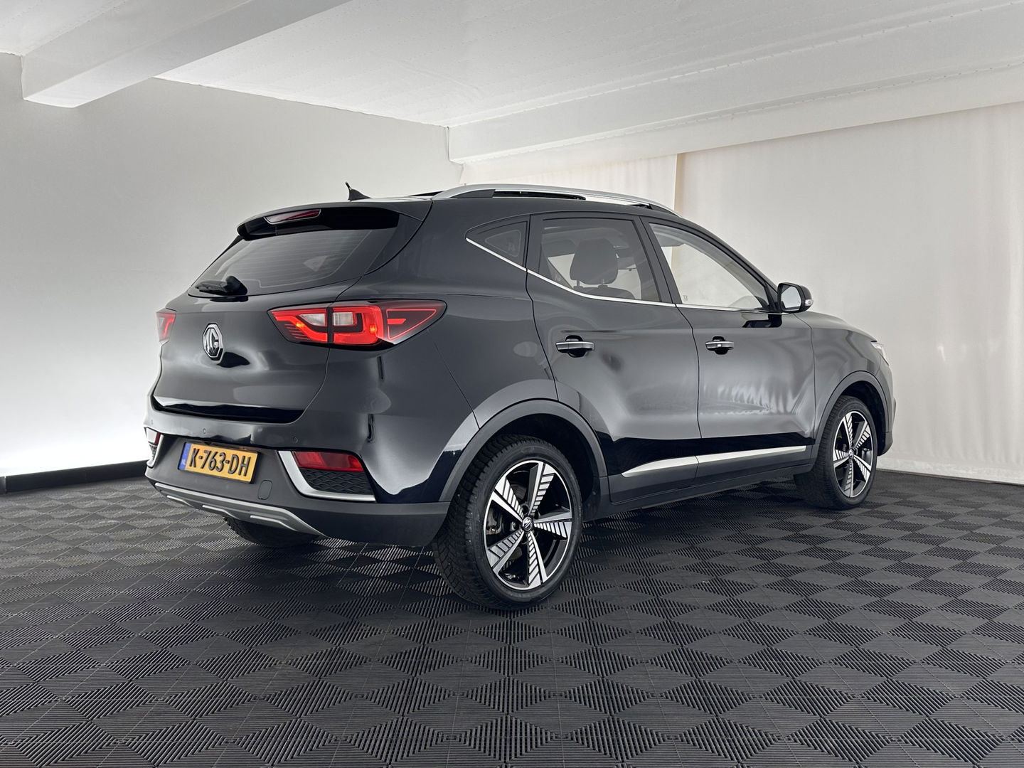 MG ZS EV Luxury 45 kWh (INCL-BTW) *PANO | FULL-LEATHER | CCS-FASTLOADER | KEYLESS | NAVI-FULLMAP | ADAPTIVE-CRUISE | CAMERA | HEATED-SPORTSEATS | CARPLAY | BLINDSPOT | DAB | LANE-ASSIST | 17"ALU*