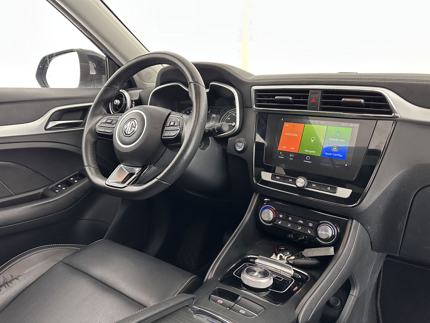 MG ZS EV Luxury 45 kWh (INCL-BTW) *PANO | FULL-LEATHER | CCS-FASTLOADER | KEYLESS | NAVI-FULLMAP | ADAPTIVE-CRUISE | CAMERA | HEATED-SPORTSEATS | CARPLAY | BLINDSPOT | DAB | LANE-ASSIST | 17"ALU*