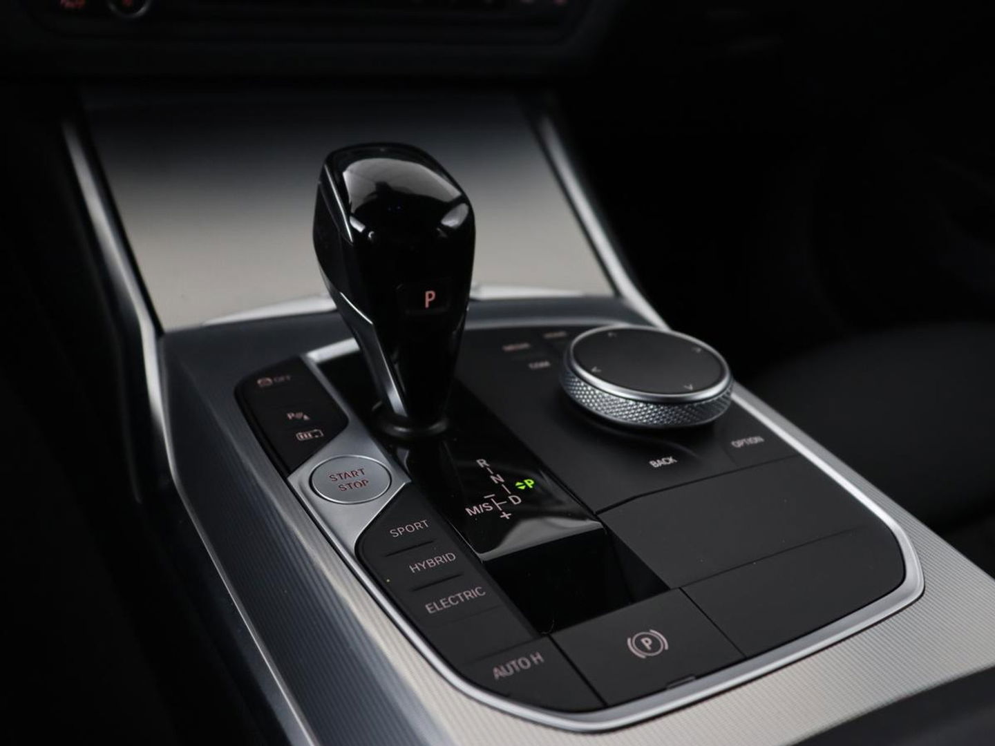 BMW 3-serie 320e xDrive Sport Line | LaserLight | Stoelverwarming | Trekhaak | Sportstoelen | Live Cockpit | Carplay | Half leder | Navigatie | Park Assist | Sfeerverlichting