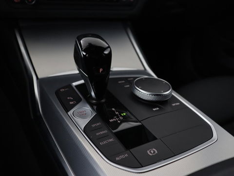 BMW 3-serie 320e xDrive Sport Line | LaserLight | Stoelverwarming | Trekhaak | Sportstoelen | Live Cockpit | Carplay | Half leder | Navigatie | Park Assist | Sfeerverlichting
