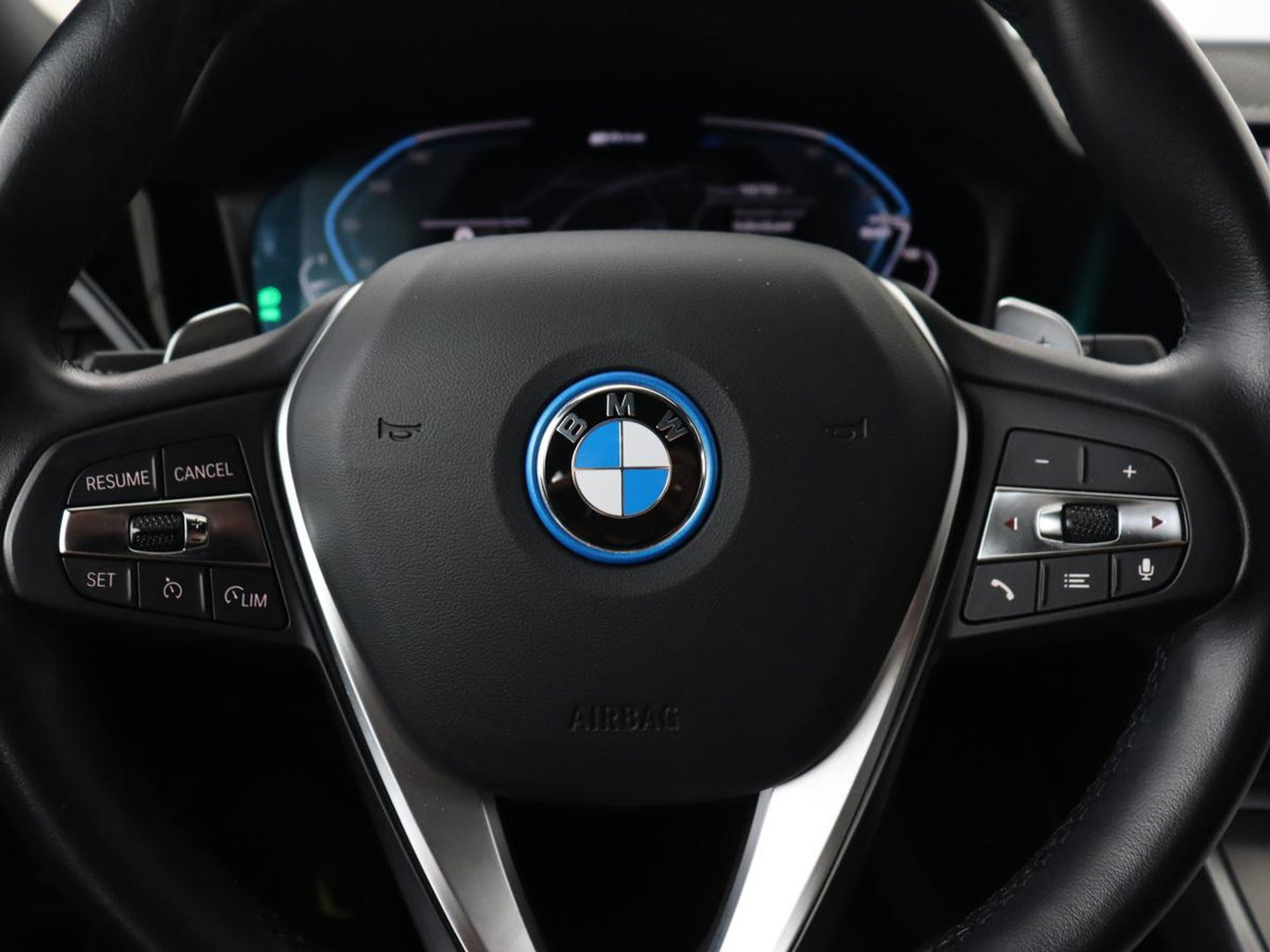 BMW 3-serie 320e xDrive Sport Line | LaserLight | Stoelverwarming | Trekhaak | Sportstoelen | Live Cockpit | Carplay | Half leder | Navigatie | Park Assist | Sfeerverlichting
