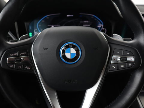 BMW 3-serie 320e xDrive Sport Line | LaserLight | Stoelverwarming | Trekhaak | Sportstoelen | Live Cockpit | Carplay | Half leder | Navigatie | Park Assist | Sfeerverlichting