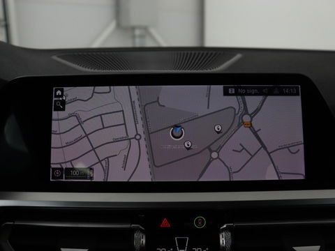 BMW 3-serie 320e xDrive Sport Line | LaserLight | Stoelverwarming | Trekhaak | Sportstoelen | Live Cockpit | Carplay | Half leder | Navigatie | Park Assist | Sfeerverlichting