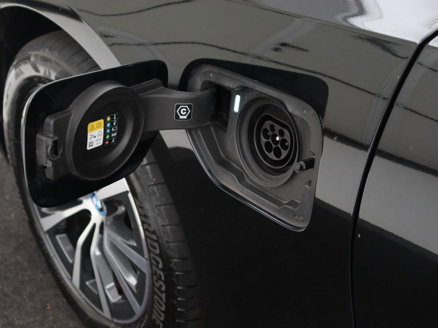 BMW 3-serie 320e xDrive Sport Line | LaserLight | Stoelverwarming | Trekhaak | Sportstoelen | Live Cockpit | Carplay | Half leder | Navigatie | Park Assist | Sfeerverlichting