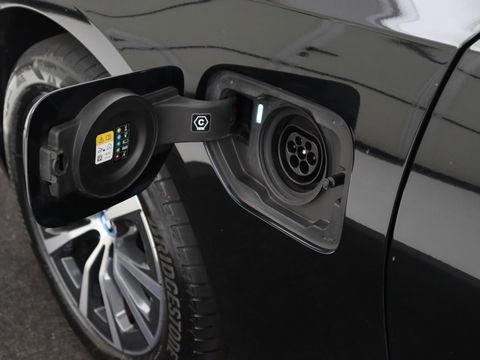 BMW 3-serie 320e xDrive Sport Line | LaserLight | Stoelverwarming | Trekhaak | Sportstoelen | Live Cockpit | Carplay | Half leder | Navigatie | Park Assist | Sfeerverlichting
