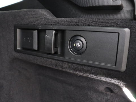 BMW 3-serie 320e xDrive Sport Line | LaserLight | Stoelverwarming | Trekhaak | Sportstoelen | Live Cockpit | Carplay | Half leder | Navigatie | Park Assist | Sfeerverlichting