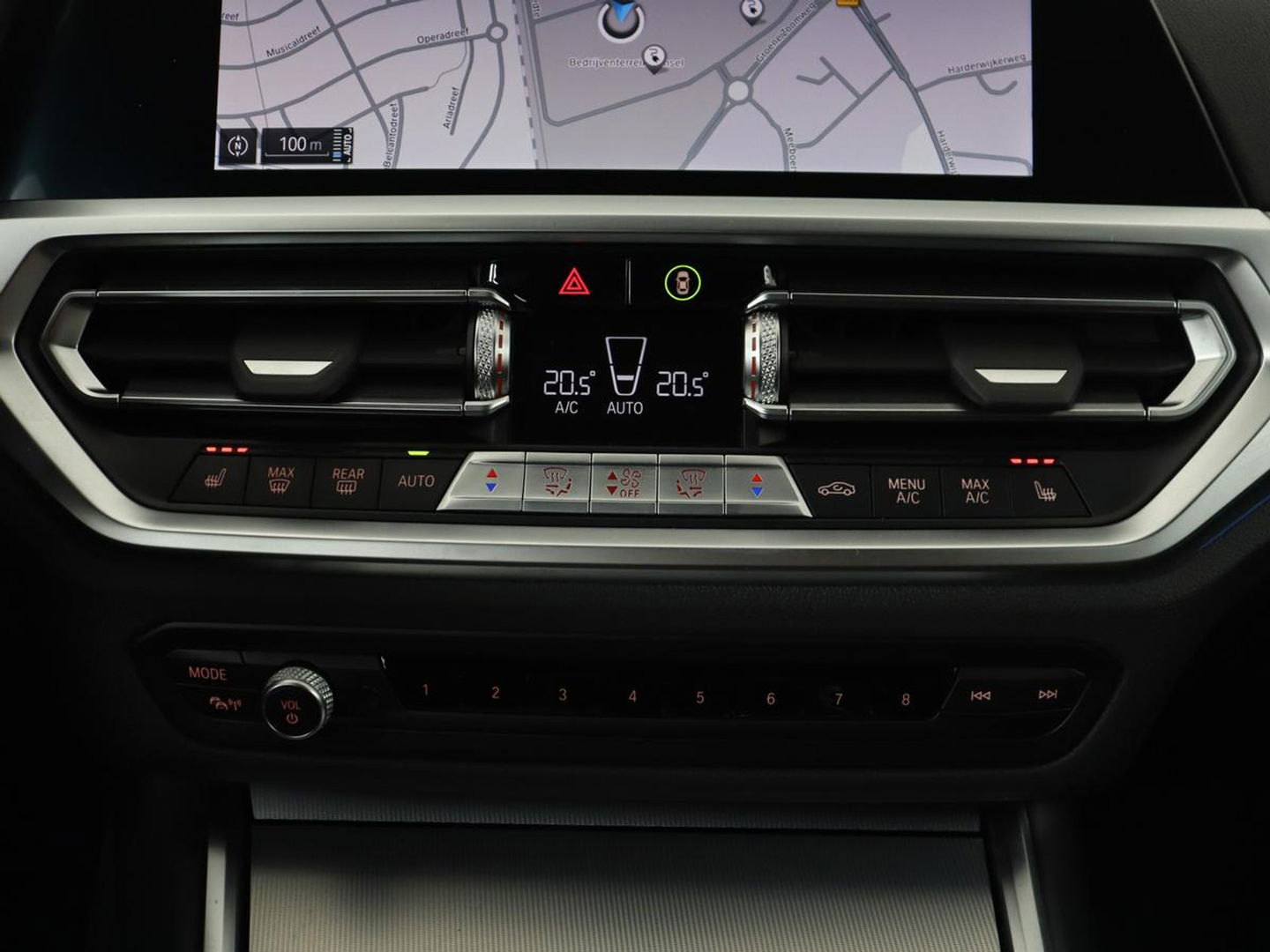 BMW 3-serie 320e xDrive Sport Line | LaserLight | Stoelverwarming | Trekhaak | Sportstoelen | Live Cockpit | Carplay | Half leder | Navigatie | Park Assist | Sfeerverlichting