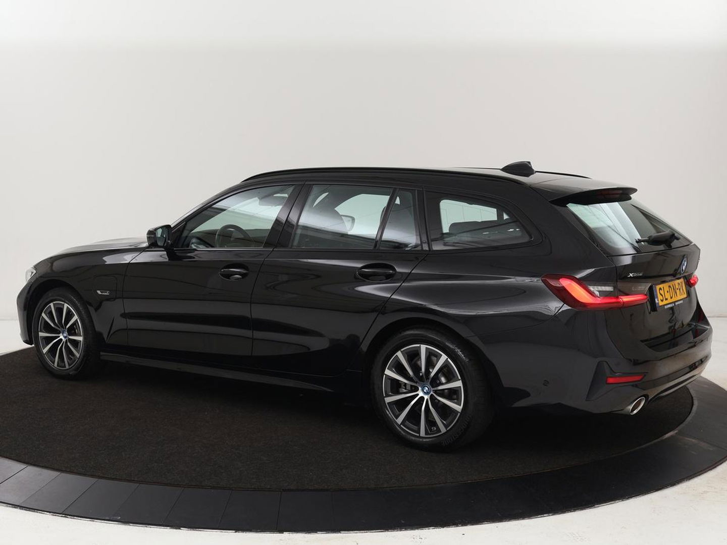 BMW 3-serie 320e xDrive Sport Line | LaserLight | Stoelverwarming | Trekhaak | Sportstoelen | Live Cockpit | Carplay | Half leder | Navigatie | Park Assist | Sfeerverlichting