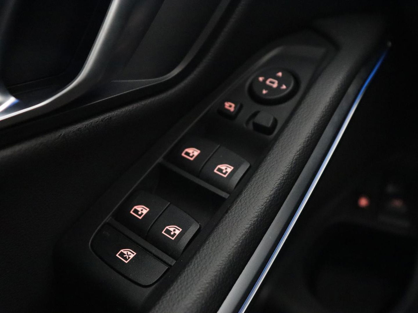 BMW 3-serie 320e xDrive Sport Line | LaserLight | Stoelverwarming | Trekhaak | Sportstoelen | Live Cockpit | Carplay | Half leder | Navigatie | Park Assist | Sfeerverlichting