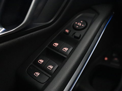 BMW 3-serie 320e xDrive Sport Line | LaserLight | Stoelverwarming | Trekhaak | Sportstoelen | Live Cockpit | Carplay | Half leder | Navigatie | Park Assist | Sfeerverlichting