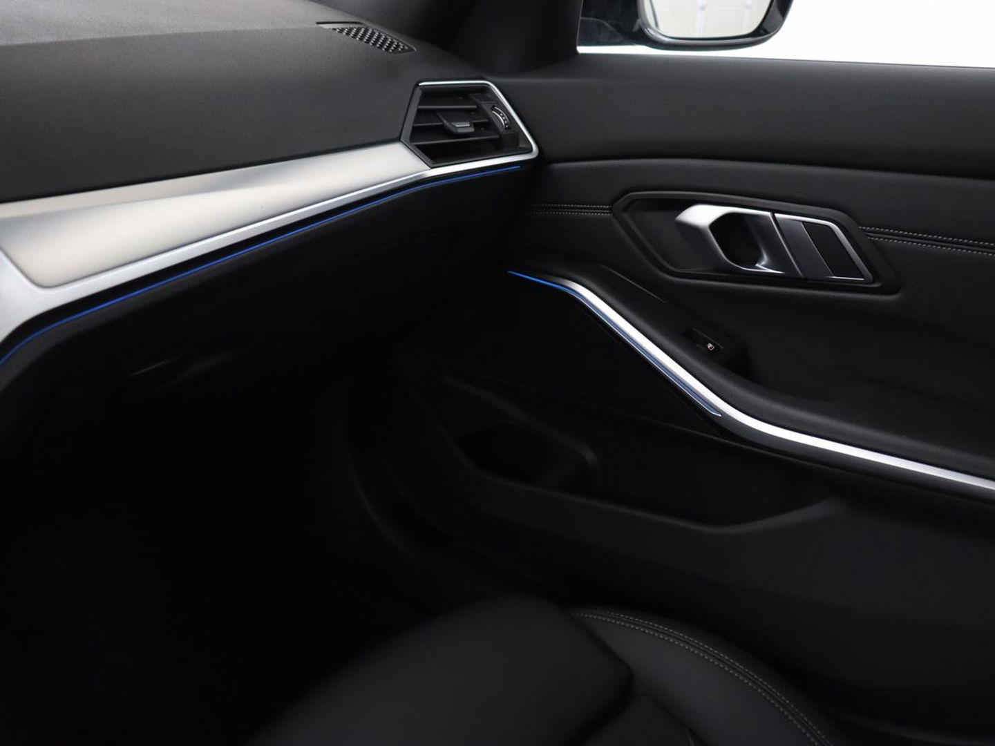 BMW 3-serie 320e xDrive Sport Line | LaserLight | Stoelverwarming | Trekhaak | Sportstoelen | Live Cockpit | Carplay | Half leder | Navigatie | Park Assist | Sfeerverlichting
