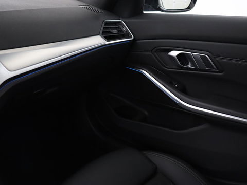 BMW 3-serie 320e xDrive Sport Line | LaserLight | Stoelverwarming | Trekhaak | Sportstoelen | Live Cockpit | Carplay | Half leder | Navigatie | Park Assist | Sfeerverlichting