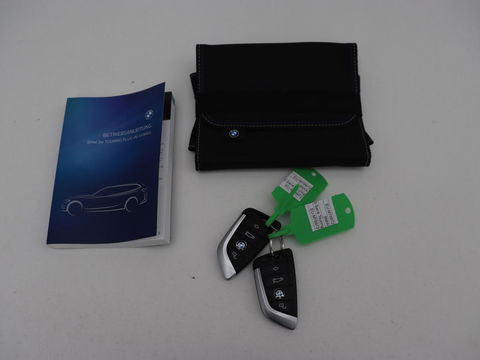 BMW 3-serie 320e xDrive Sport Line | LaserLight | Stoelverwarming | Trekhaak | Sportstoelen | Live Cockpit | Carplay | Half leder | Navigatie | Park Assist | Sfeerverlichting