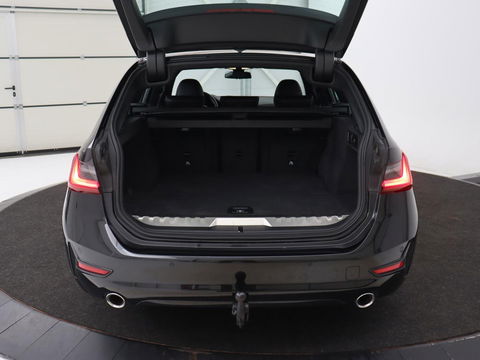 BMW 3-serie 320e xDrive Sport Line | LaserLight | Stoelverwarming | Trekhaak | Sportstoelen | Live Cockpit | Carplay | Half leder | Navigatie | Park Assist | Sfeerverlichting
