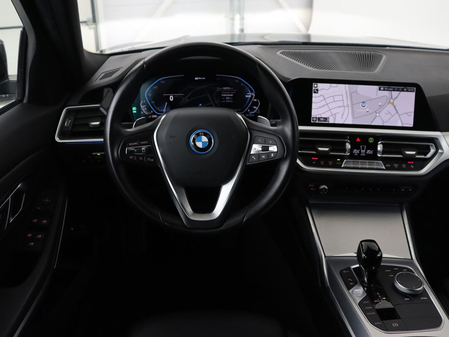 BMW 3-serie 320e xDrive Sport Line | LaserLight | Stoelverwarming | Trekhaak | Sportstoelen | Live Cockpit | Carplay | Half leder | Navigatie | Park Assist | Sfeerverlichting