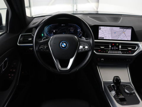 BMW 3-serie 320e xDrive Sport Line | LaserLight | Stoelverwarming | Trekhaak | Sportstoelen | Live Cockpit | Carplay | Half leder | Navigatie | Park Assist | Sfeerverlichting