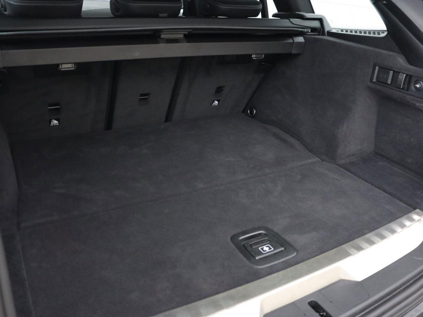 BMW 3-serie 320e xDrive Sport Line | LaserLight | Stoelverwarming | Trekhaak | Sportstoelen | Live Cockpit | Carplay | Half leder | Navigatie | Park Assist | Sfeerverlichting