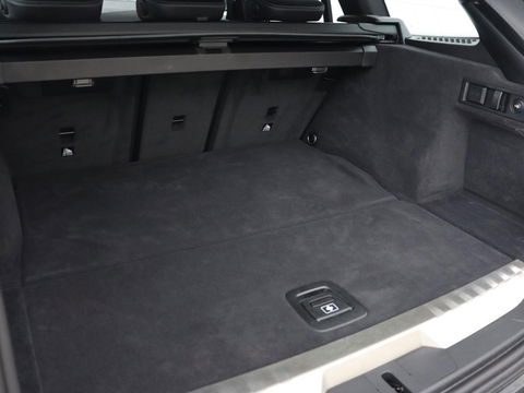 BMW 3-serie 320e xDrive Sport Line | LaserLight | Stoelverwarming | Trekhaak | Sportstoelen | Live Cockpit | Carplay | Half leder | Navigatie | Park Assist | Sfeerverlichting