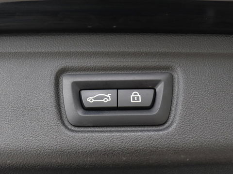 BMW 3-serie 320e xDrive Sport Line | LaserLight | Stoelverwarming | Trekhaak | Sportstoelen | Live Cockpit | Carplay | Half leder | Navigatie | Park Assist | Sfeerverlichting