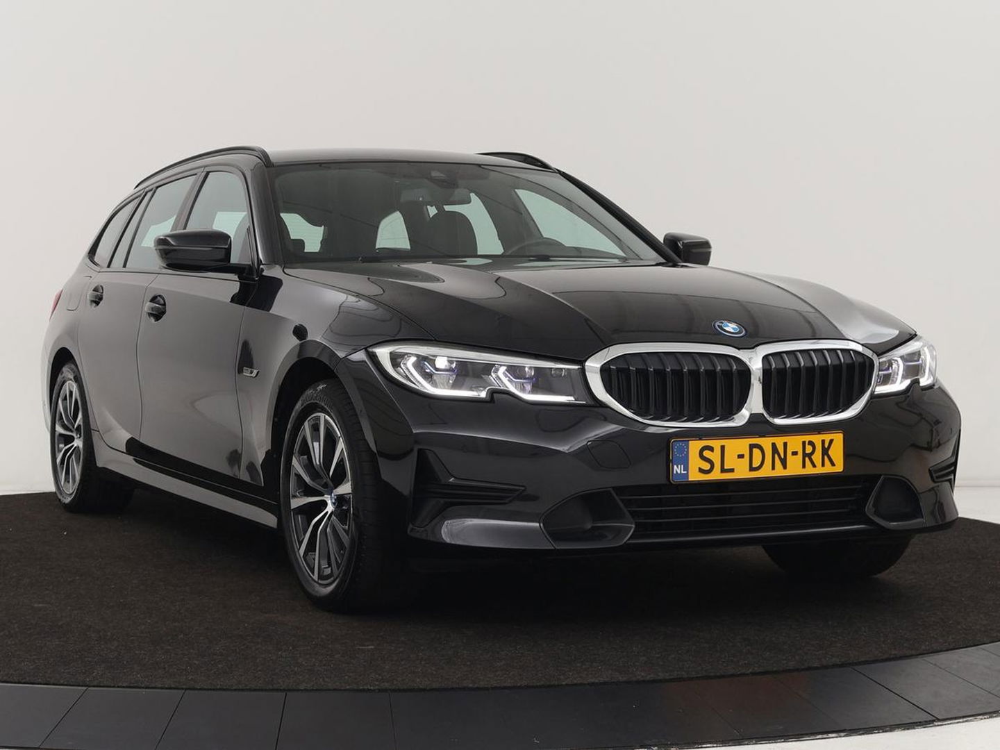 BMW 3-serie 320e xDrive Sport Line | LaserLight | Stoelverwarming | Trekhaak | Sportstoelen | Live Cockpit | Carplay | Half leder | Navigatie | Park Assist | Sfeerverlichting