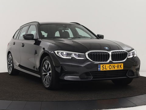 BMW 3-serie 320e xDrive Sport Line | LaserLight | Stoelverwarming | Trekhaak | Sportstoelen | Live Cockpit | Carplay | Half leder | Navigatie | Park Assist | Sfeerverlichting