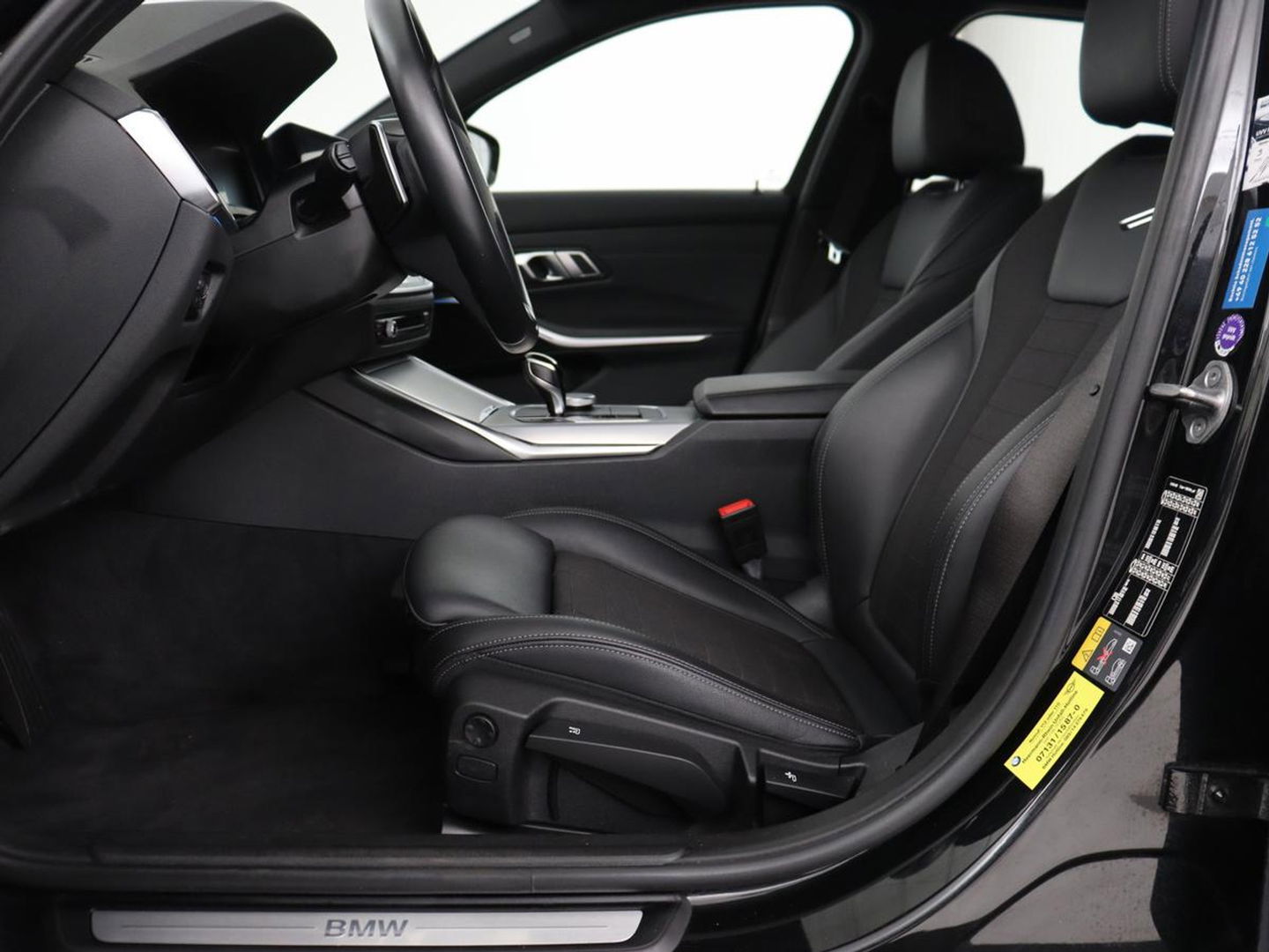 BMW 3-serie 320e xDrive Sport Line | LaserLight | Stoelverwarming | Trekhaak | Sportstoelen | Live Cockpit | Carplay | Half leder | Navigatie | Park Assist | Sfeerverlichting