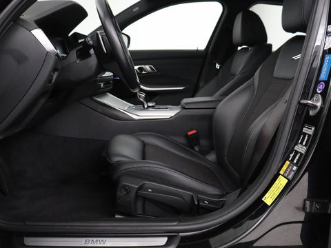 BMW 3-serie 320e xDrive Sport Line | LaserLight | Stoelverwarming | Trekhaak | Sportstoelen | Live Cockpit | Carplay | Half leder | Navigatie | Park Assist | Sfeerverlichting