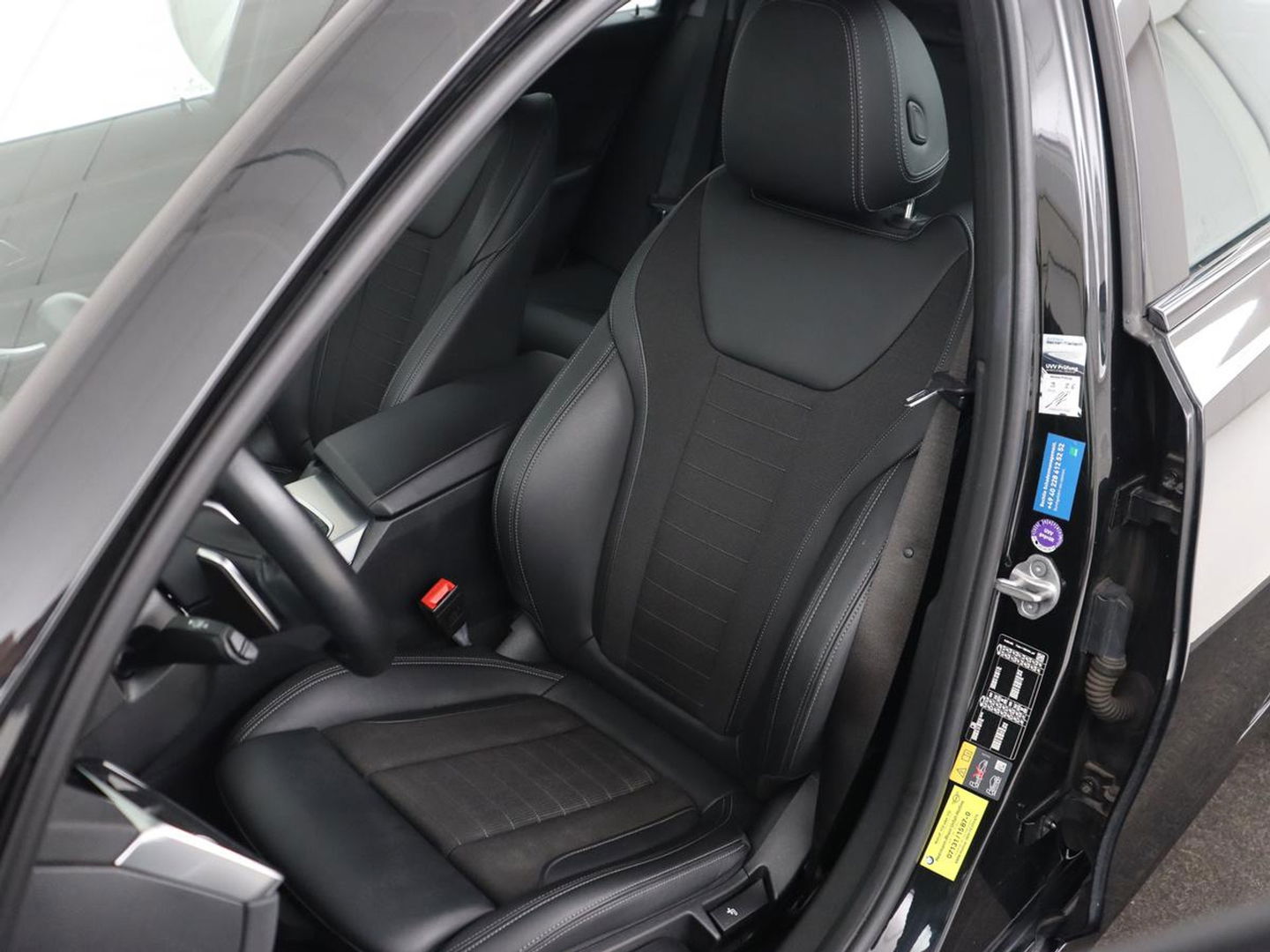 BMW 3-serie 320e xDrive Sport Line | LaserLight | Stoelverwarming | Trekhaak | Sportstoelen | Live Cockpit | Carplay | Half leder | Navigatie | Park Assist | Sfeerverlichting