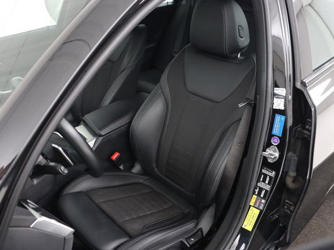 BMW 3-serie 320e xDrive Sport Line | LaserLight | Stoelverwarming | Trekhaak | Sportstoelen | Live Cockpit | Carplay | Half leder | Navigatie | Park Assist | Sfeerverlichting