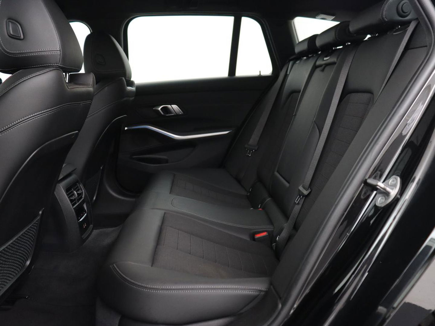 BMW 3-serie 320e xDrive Sport Line | LaserLight | Stoelverwarming | Trekhaak | Sportstoelen | Live Cockpit | Carplay | Half leder | Navigatie | Park Assist | Sfeerverlichting