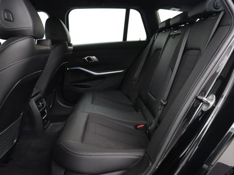 BMW 3-serie 320e xDrive Sport Line | LaserLight | Stoelverwarming | Trekhaak | Sportstoelen | Live Cockpit | Carplay | Half leder | Navigatie | Park Assist | Sfeerverlichting