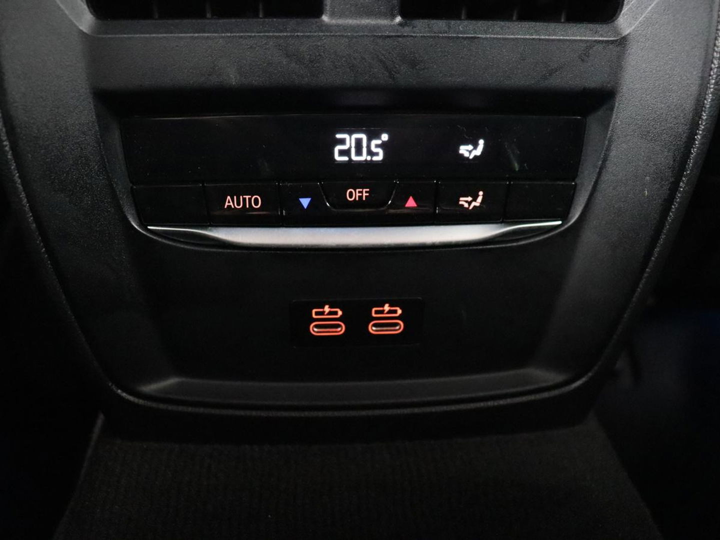 BMW 3-serie 320e xDrive Sport Line | LaserLight | Stoelverwarming | Trekhaak | Sportstoelen | Live Cockpit | Carplay | Half leder | Navigatie | Park Assist | Sfeerverlichting