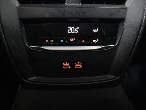 BMW 3-serie 320e xDrive Sport Line | LaserLight | Stoelverwarming | Trekhaak | Sportstoelen | Live Cockpit | Carplay | Half leder | Navigatie | Park Assist | Sfeerverlichting