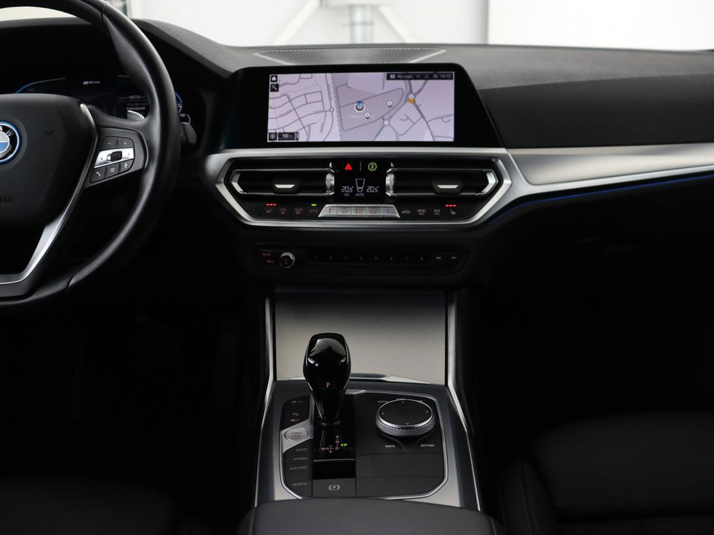 BMW 3-serie 320e xDrive Sport Line | LaserLight | Stoelverwarming | Trekhaak | Sportstoelen | Live Cockpit | Carplay | Half leder | Navigatie | Park Assist | Sfeerverlichting